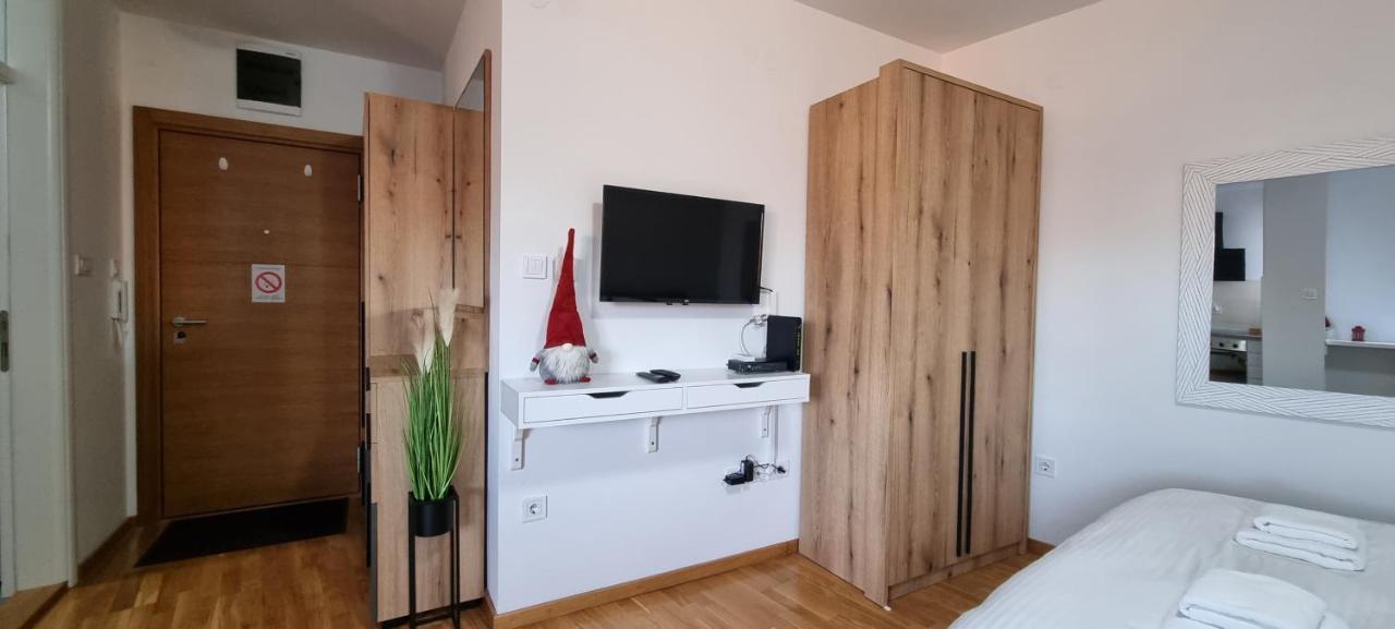 Grove II Apartment = Strict City Centre Novi Sad Eksteriør bilde